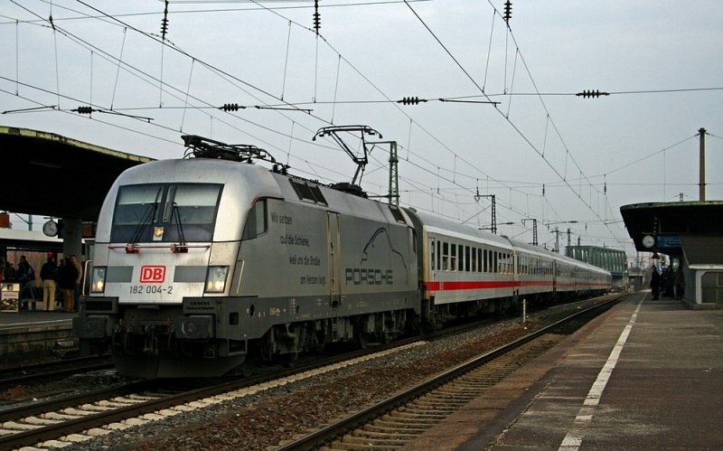 Am 01.03.2009 kam der Porsche-Taurus mit dem Leerpark fr IC 1812 in Kln-Deutz vorbei.