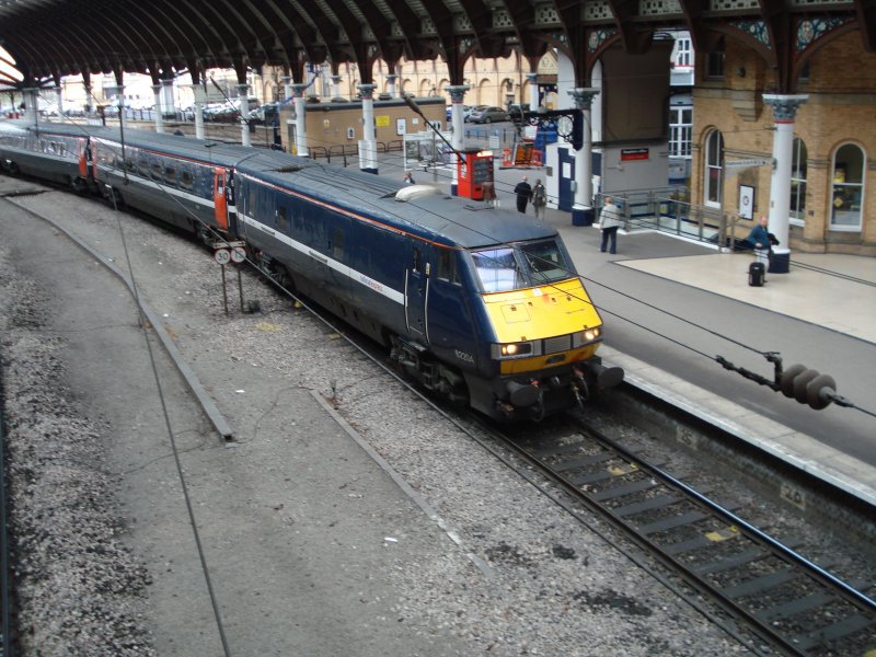 Am 01.04.09 fhrt ein Intercity nach London Kings Cross, Steuerwagen 82084 voraus, auf Gleis 4 des Bahnhofs York ein.