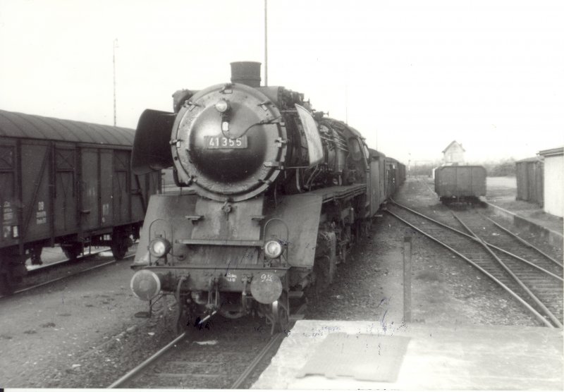 Am 01.04.1961 begang meine Jungwerkerausbildung bei der DB im Bahnhof Rheda(Westf.), heute Rheda-Wiedenbrck. Jeden Tag andere Eindrcke und Erlebnisse. Eine harte aber trotzdem schne Zeit. In der Ausbildung lernte ich auch auf der Gterabfertigung. Hier ein Bild aus Juni 1962. Abends sammelten Gterzge die tagsber beladenen Stckgutwaggons ein. Hier die 41 355 bei der Einfahrt - von Gtersloh kommend - an die Gterrampe. 