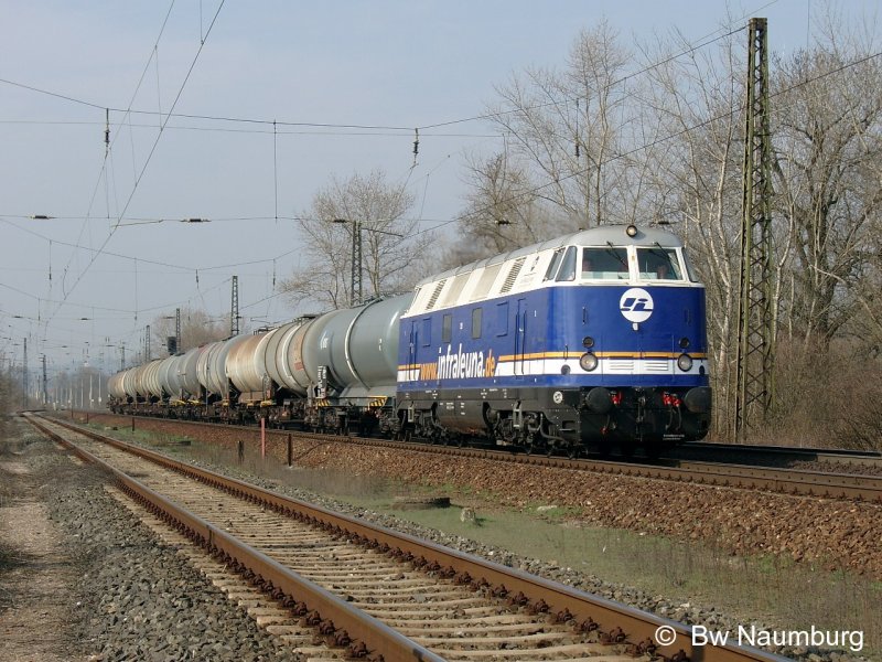 Am 01.04.2004 bringt die 205 einen Kesselzug von Weiensee nach Leuna und durchfhrt gerade Naumburg. 