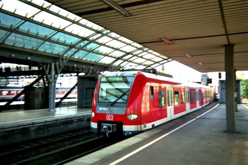 Am 01.04.2005 fuhr der ET 423 254 auf der Linie S11 in den Klner Hbf ein, und fhrt dann weiter nach Bergisch-Gladbach.