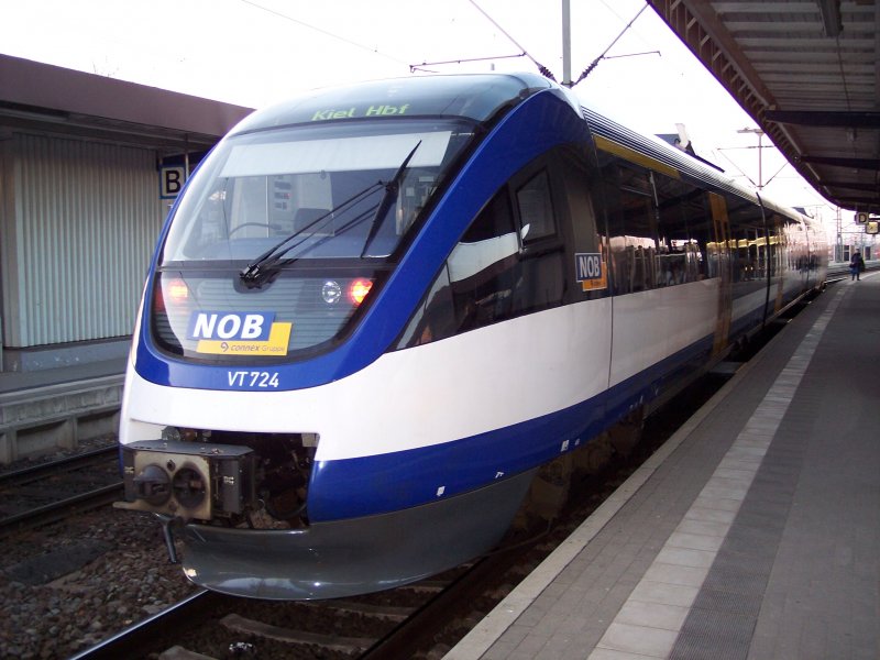 Am 01.04.2005 wartet NOB VT724 auf Ausfahrt nach Kiel (ca. 18:30 Uhr)