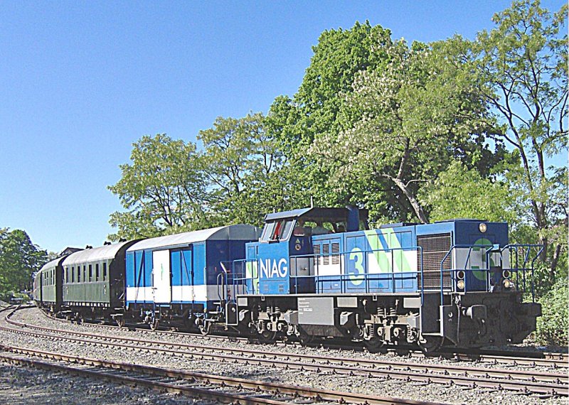 Am 01.05.2007 fuhr mit grosser Anteilnahme der Bevlkerung der erste Nostalgiezug mit Wagen von HSW und der Lok 3 der NIAG auf Streckengleisen der Moerser Kreisbahn (NIAG),hier Ausfahrt am Bhf. Rheinberg
