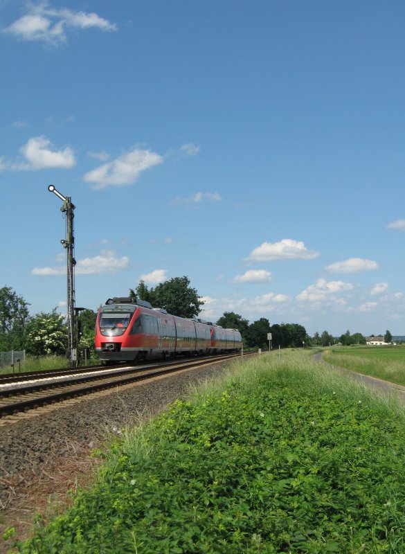 Am 01.06.2008 ist der RE 22 bei Derkum Richtung Kall unterwegs.
