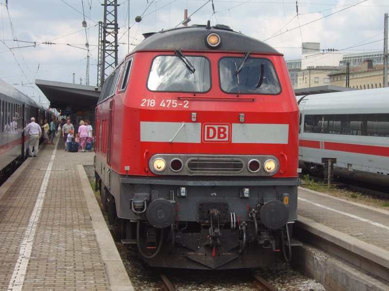 Am 01.07 steht 218 475-2 in Augsburg HBF auf dem Abstellgleis 2 Sd. Sie wird jetzt den so eben eingelaufenen  IC 2085 / Nebelhorn nach Oberstorf bernehmen. Besonderes Augenmerk hat der Schneepflug verdient. 