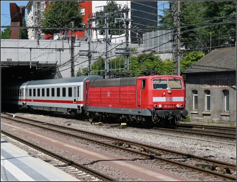 Am 01.07.08 kommt DB E-Lok 181 204-9 mit ihrem Zug aus Emden und fhrt in den Bahnhof von Luxemburg ein. (Hans)