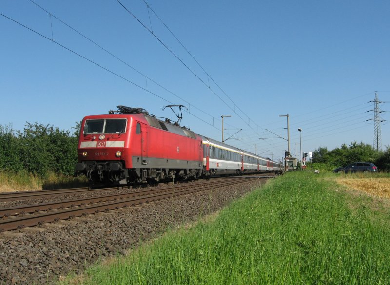 Am 01.07.2008 ist 120 122 mit EC 100 bei Bornheim Richtung Norden unterwegs.