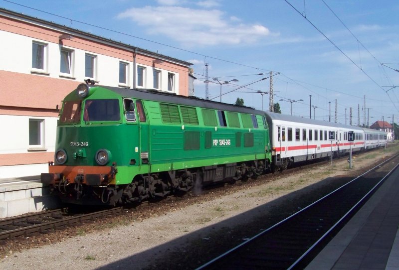 Am 01.07.2008 bringt SU45-246 den EC240 nach Frankfurt/Oder. Der EC kam aus Krakow Glowny und fhrt weiter nach Hamburg-Altona ber Berlin, Stendal, Uelzen und Lneburg. 