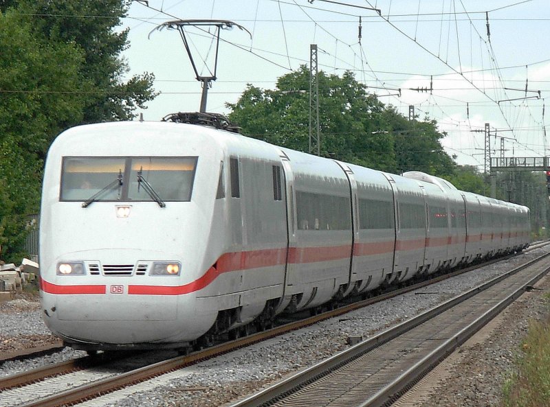 Am 01.08.08 kommt der ICE 75 (Hamburg-Altona - Zrich HB) pnktlich durch den Bahnhof Friesenheim (Baden)