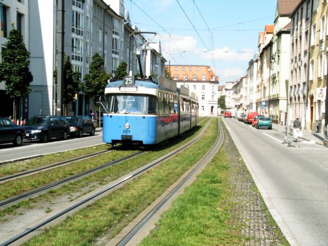 Am 01.09.04 ist Wagen 2019 auf der Linie 25 unterwegs. Hier bei der Einfahrt am Rosenheimerplatz.
