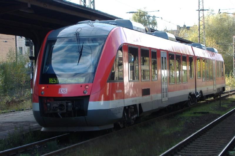 Am 01.11.2005 wartet dieser Triebwagen der Reihe 648 in Dortmund Hrde auf das Abfahrtssignal (RE57  Dortmund-Sauerland-Express ).