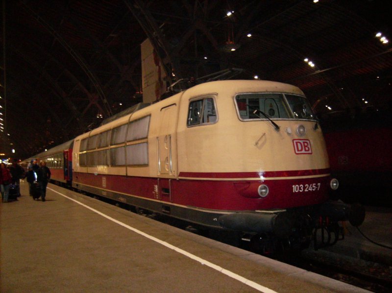 Am 01.11.2008, steht 103 245- 7, mit einem ICE Ersatzzug, aus Nrnberg, im Leipziger Hauptbahnhof auf Gleis 9.