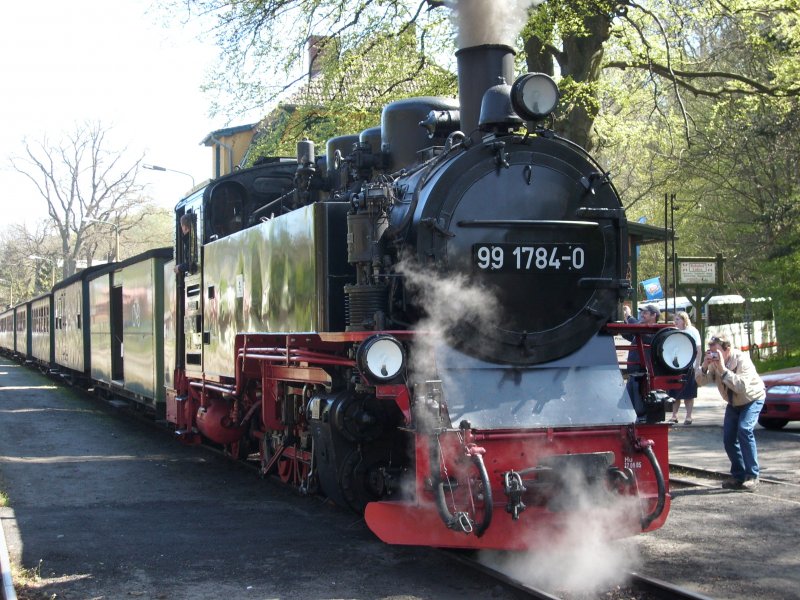 Am 01.Mai 2009 stand 99 1784 mit einem Personenzug nach Putbus abfahrbereit in Ghren.