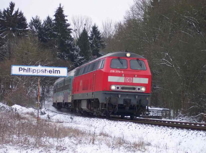 Am 02.01.2004 fhrt 218 370 mit ihrem RE durch Philippsheim an der Eifelstrecke in Richtung Kln.