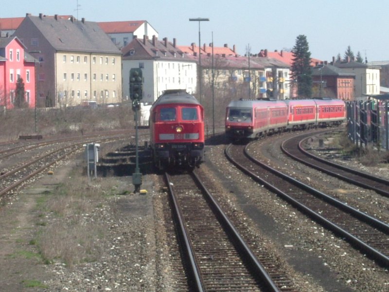 Am 02.04.2005 begegneten sich in Amberg 232 535 und 610 520 mit einem Bruder. Die 232 hat G�terwagen f�r Hirschau am Haken, die eine 294 gleich abholen wird.