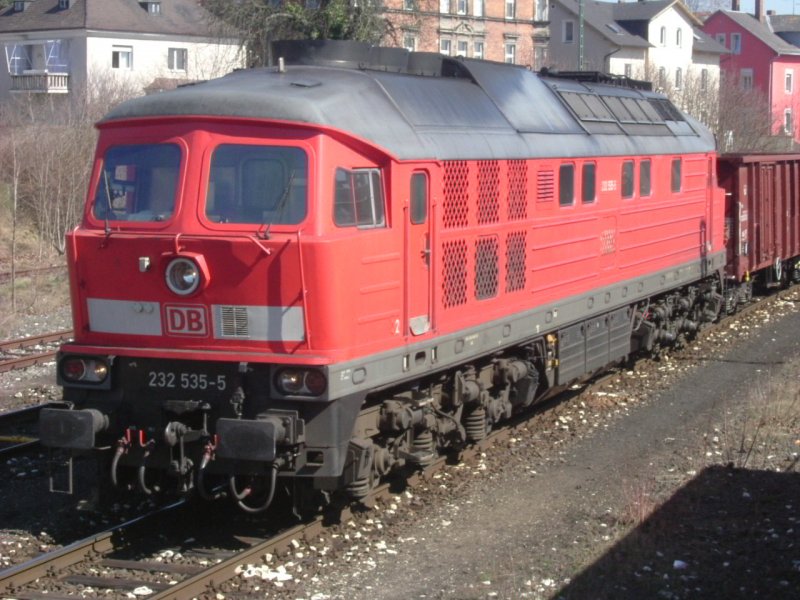 Am 02.04.2005 bespannte die 232 535 den Mitt�glich G�terzug von Schwandorf nach N�rnebrg. Hier wartet sie in amberg um die G�terwagen der �bergabe von Hirschau mitzunehmen.