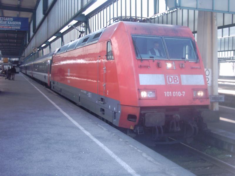 Am 02.04.2005 wartet die ehemalige DVD 101 010-7 in Stuttgart Hbf auf die Abfahrt nach Milano Centrale.