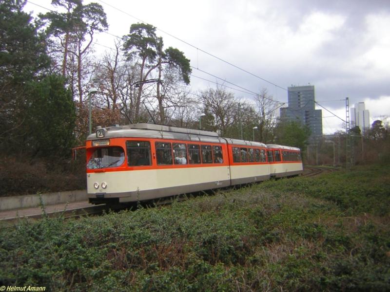 Am 02.04.2006 fuhr der Museumszug Bauart M-m mit Triebwagen 102 (ex602) und Beiwagen 1804 nach dem Befahren der Wendeschleife an 
der M�nchhofstra�e �ber Hauptbahnhof nach Schwanheim zum dortigen Verkehrsmuseum. Bei der Gelegenheit entstand diese Aufnahme des Zuges an der Haltestelle Kiesschneise.