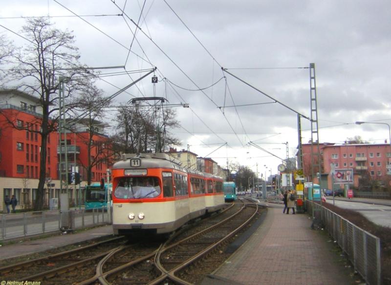 Am 02.04.2006 fuhr der Museumszug mit M-Triebwagen 102 und m-Beiwagen 1804 vom Hauptbahnhof zur Mnchhofstrae, um eine der letzten Gelegenheiten zu bieten, ein Bild mit einer Straenbahn in der dortigen Wendeschleife zu machen, da diese eine Woche spter geschlossen werden sollte. Hier biegt er von der Haltestelle in die Wendeschleife ein, im Hintergrund nhert sich ein R-Triebwagen auf der Linie 11 nach Hchst.
