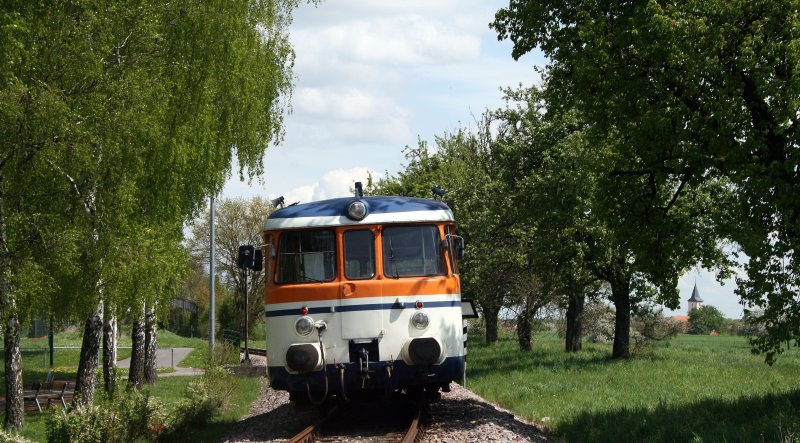 Am 02.05.08 gelang dieser spontane Nachschuss auf den 1962 gebauten MAN VT 26 der SWEG Waibstadt, als er gerade als SWE 70775 von Neckarbischofsheim Nord nach Hffenhardt unterwegs war. In Krze wird der alte Schienenbus den Haltepunkt von Siegelsbach erreichen. Rechts im Bild ist noch die Kirche der Gemeinde Siegelsbach zu erkennen.