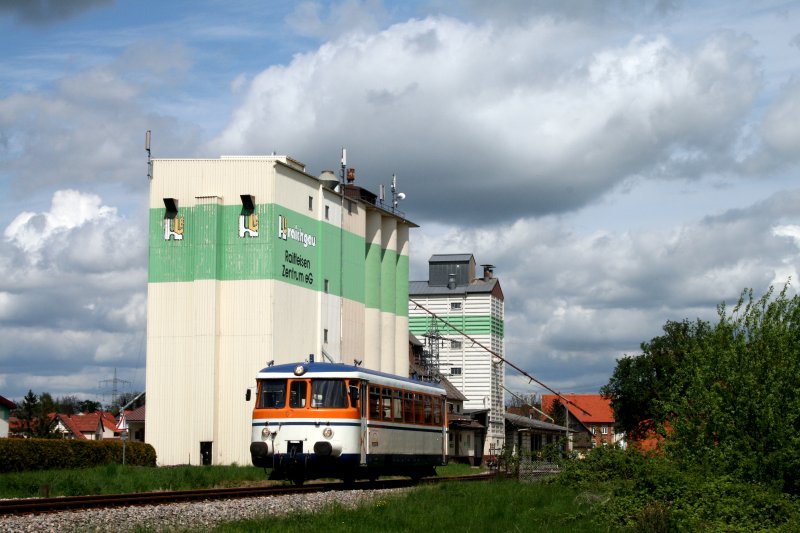 Am 02.05.08 verlsst der 1962 gebaute Schienenbus MAN VT 26 der SWEG den Bahnhof Hffenhardt als SWE 70774 nach Neckarbischofsheim Nord.