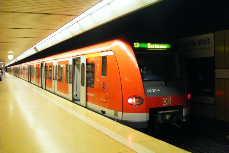 Am 02.05.09 ist der 423 371-4 als Zug S 7348 auf der S3 Flughafen/Messe-Backnang) im Einsatz und steht in  der Station  Stuttgart-Schwabstrae abfahrbereit.