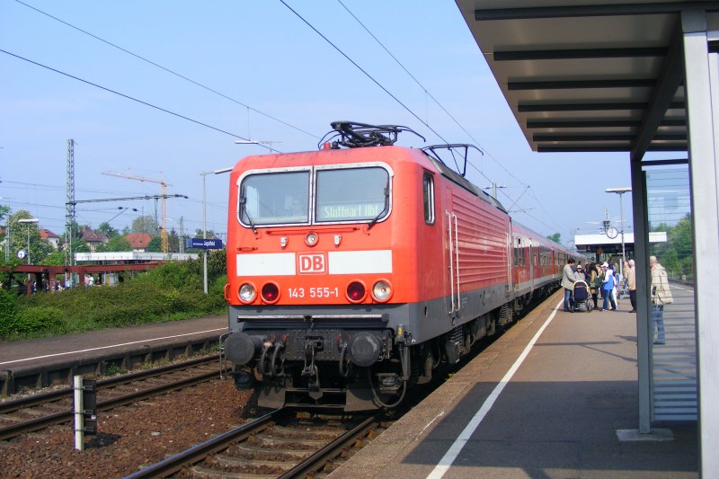 Am 02.05.09 fhrt die 143 555-1 als RE 4935 nach Stuttgart Hbf in Bad Friedrichshall-Jagstfeld ein.Der Zug kommt von Wrzburg Hbf.
