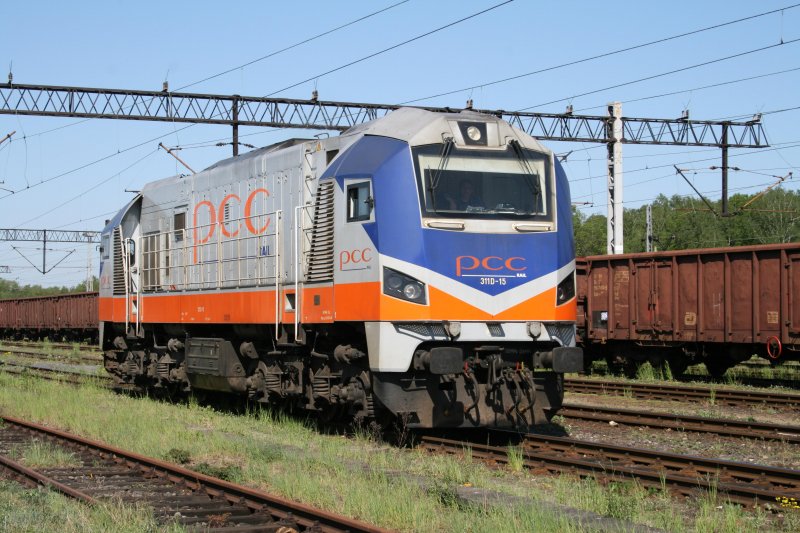 Am 02.05.09 rollt die PCC 311D-15 durch den Gterbahnhof von Wegliniec.