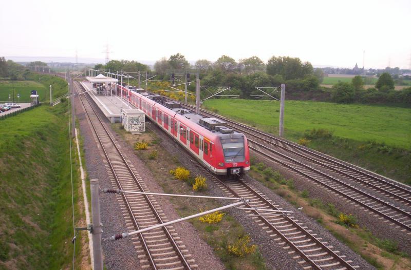 Am 02.05.2005 fuhr 423 053 + 423 056 auf der Fahrt von AU(Sieg) nach D�ren in der Vorletzten Haltestation ein, Merzenich.