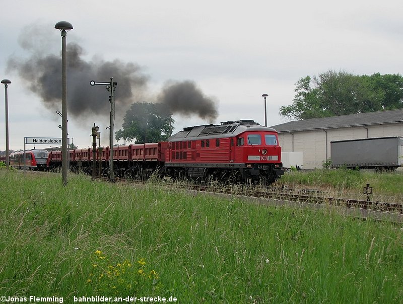 Am 02.06.07 verlsst 232 575 mit einem Sandzug und qualmenden Schornsteinen den Bahnhof Haldensleben und fhrt nach Flechtlingen. 