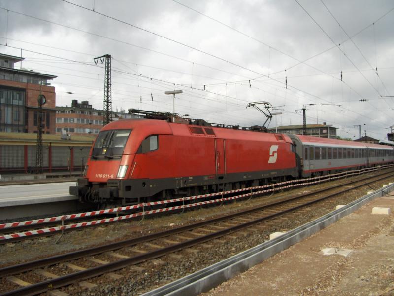 Am 02.06.2005 kommt 1116 011-6 mit dem EC 25 in Aschaffenburg Hbf mit dem Ziel Budapest.