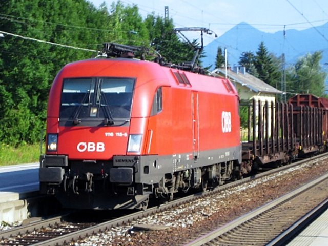 Am 02.07.06 kam die 1116 115-5 vor einem gemischtem Gterzug durch Prien und fuhr Richtung Mnchen weiter. 
