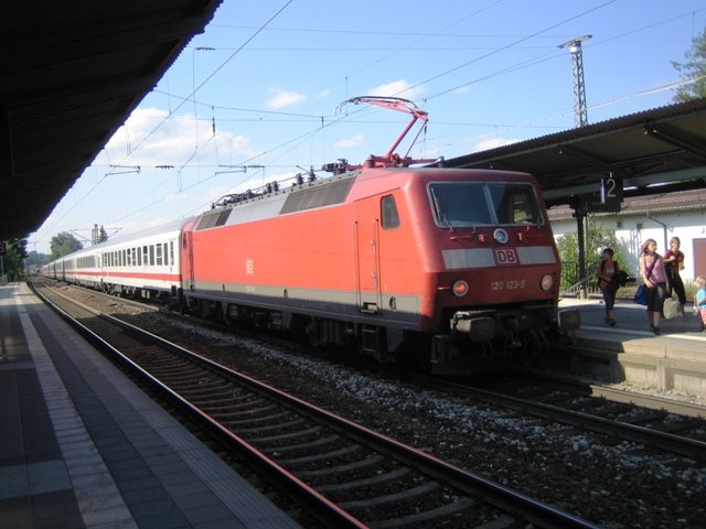 Am 02.07.06 wurde die 120 123-5 als Schublok fr einen IC zwischen Salzburg und Mnchen eingesetzt. Wunderschnes Wetter in Prien am Chiemsee brachten mir diesen Nachschuss auf den ausfahrenden Zug. 