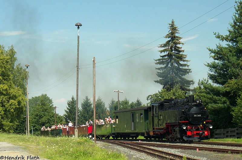 Am 02.08.2009 fhrt 99 749 mit dem Aussichtswagenzug in den Bahnhof Olbersdorf Oberdorf ein. 