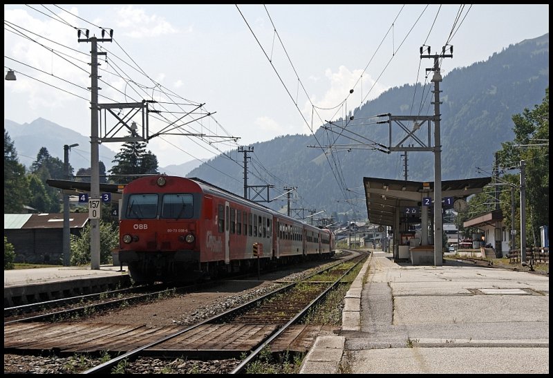 Am 02.08.2009 wurde mal der international bekannte (und teure) Wintersportort Kitzb�hel besucht. 80-73 038 verl�sst mit der Schiebelok 1116 097 als REX 1509  betriebliche-altersvorsorge.at  den Bahnhof in Richtung Schwarzach-St.Veit. Immer wieder interessant was f�r Namen einige Z�ge tragen. 