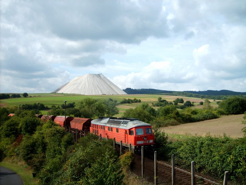 Am 02.09.08 bezwingt 232 362-4 eine Steigung in Dankmarshausen auf der Strecke Heringen-Gerstungen. Am Haken hat sie einen Kali-Zug und im Hintergrund prsentiert sich stolz der  Monte Kali .