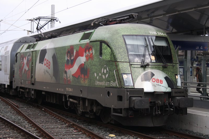 Am 02.09.09 lie sich 1116 264-1  Euromotion  mit ihrem REX in Wien Meidling/Philadelphiabrcke blicken.