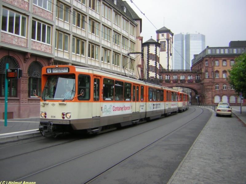 Am 02.10.2005 fhrte der Verein Historische Straenbahn der
Stadt Frankfurt am Main (HSF) eine Sonderfahrt auf dem Netz der Frankfurter Straenbahn mit den Pt-Triebwagen 653 und 654 als Doppeleinheit durch. Diese Aufnahme zeigt den Zug bei einem 
Fotohalt an der Haltestelle Rmer/Paulskirche.