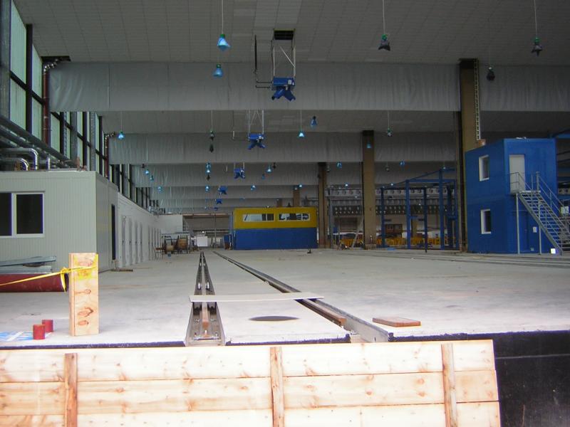 Am 02.10.2005 war bereits das erste Gleis der im Bau befindlichen
S-Bahn-Werkstatt in der Halle des ehemaligen Postbahnhofes in
Frankfurt am Main verlegt.