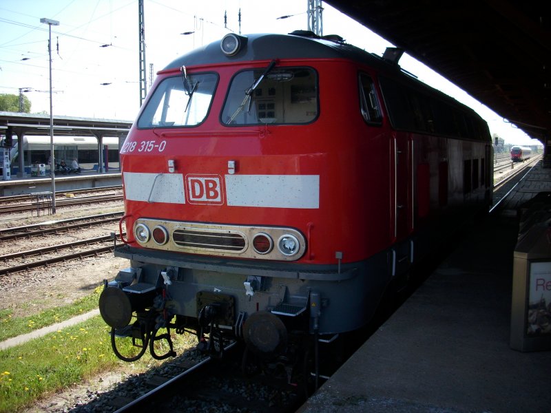 Am 02.Mai 2009 bespannte 218 315 den Urlaubsexpress ab Stralsund nach Heringsdorf.Hier stand die Lok noch am G�terboden in Stralsund.