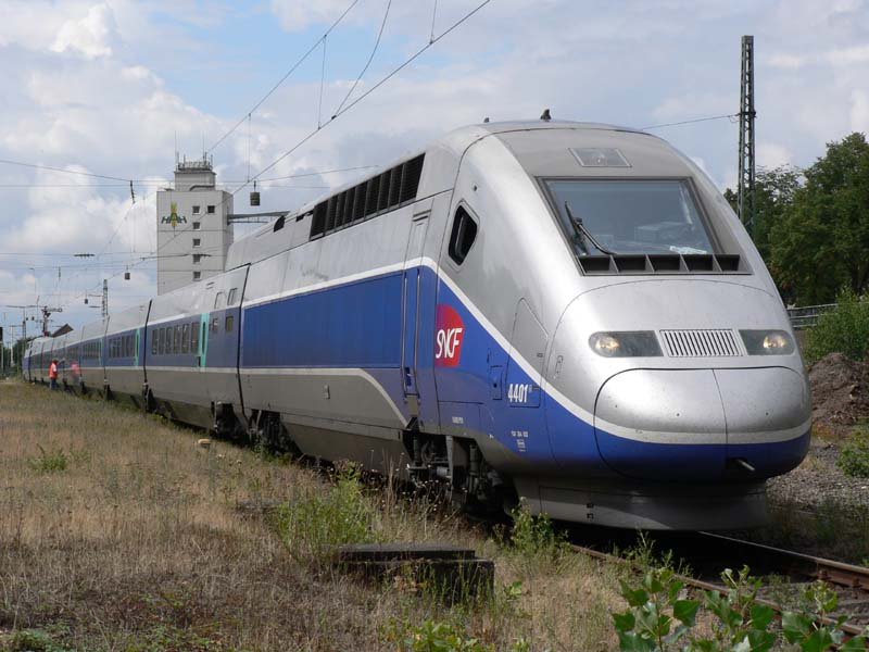 Am 03. und 04.08.2006 befuhr ein franzsischer TGV zu Testzwecken die Strecke Aachen - Dsseldorf zwischen den Bahnhfen Erkelenz und Lindern. Hier am 04.08. im Bf Lindern.