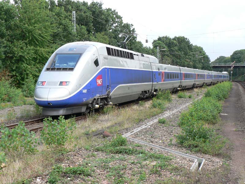 Am 03. und 04.08.2006 befuhr ein franzsischer TGV zu Testzwecken die Strecke Aachen - Dsseldorf zwischen den Bahnhfen Erkelenz und Lindern. Hier am 04.08. bei der Einfahrt in den Bf Lindern.