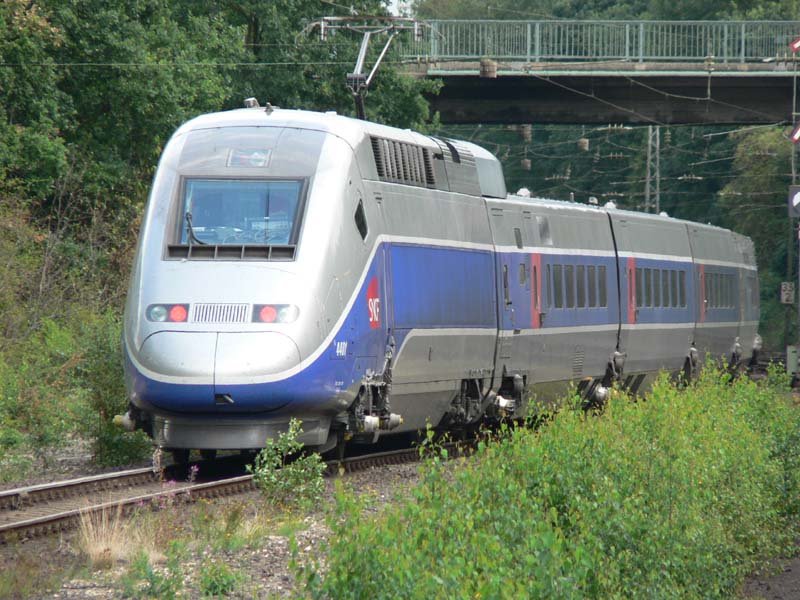 Am 03. und 04.08.2006 befuhr ein franzsischer TGV zu Testzwecken die Strecke Aachen - Dsseldorf zwischen den Bahnhfen Erkelenz und Lindern. Hier am 04.08. bei der Einfahrt in den Bf Lindern.