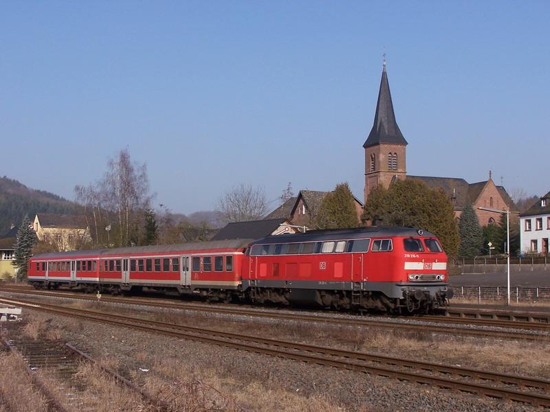 Am 03.02.06 fhrt 218 216 mit der mittglichen RB 12837 nach Trier in den Bahnhof Bitburg-Erdorf ein.