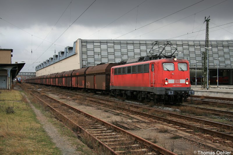 Am 03.02.07 fhrt 140 379 an der Spitze des Kohlependels aus Chemnitz-Siegmar in Chemnitz-Hbf ein. Mittlerweile ist es ziemlich selten geworden, dass diese Baureihe den Kohlezug aus der Lausitz bis Chemnitz-Siegmar nachschiebt. 