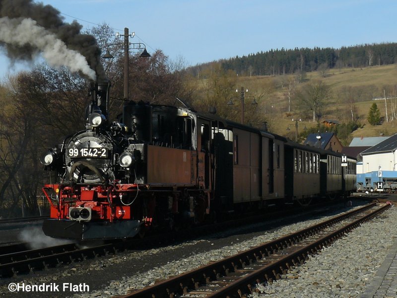 Am 03.02.2008 wartet 99 1542-2 im Bahnhof Steinbach auf die Ausfahrt in Richtung Jhstadt.
