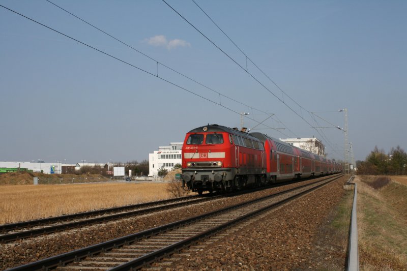 Am 03.04.09 fuhr 218 402-6 mit einer Schwesterlok im Sandwich und 9 Doppelstockwagen durch Poing nach Mnchen Hbf.