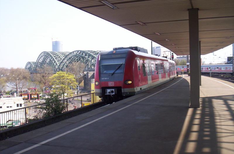 Am 03.04.2005 fuh ei 423 auf der S11 nach Dsseldorf-Wehrhan in de Klner Hbf ein.