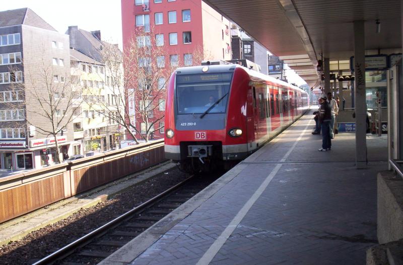 Am 03.04.2005 hatte 423 293-0 Dienst auf der S11 nach Dsseldorf Wehrhan, und fuhr noch eine Stunde vor seinem Zielpunkt in den Bahnhof von Kln Hansaring ein.