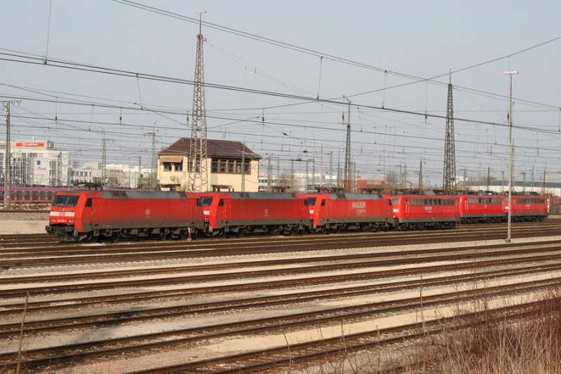 Am 03.04.2009 waren vor allem 152 und 151 in Mnchen Ost Rbf abgestellt. Aufgenommen von der S-Bahn Haltestelle Berg am Laim.